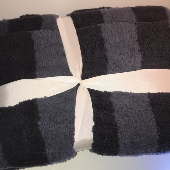 UGG Cora throw blanket NWT   PRICE IS FIRM - Picture 4 of 9